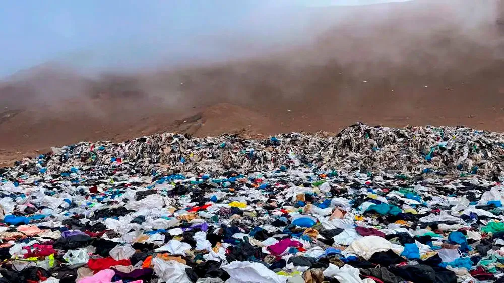 Cementerio de Ropa en Antofagasta: Un Llamado a la Sostenibilidad y Reciclaje 4 Cementerio de Ropa en Antofagasta: Un Llamado a la Sostenibilidad y Reciclaje
